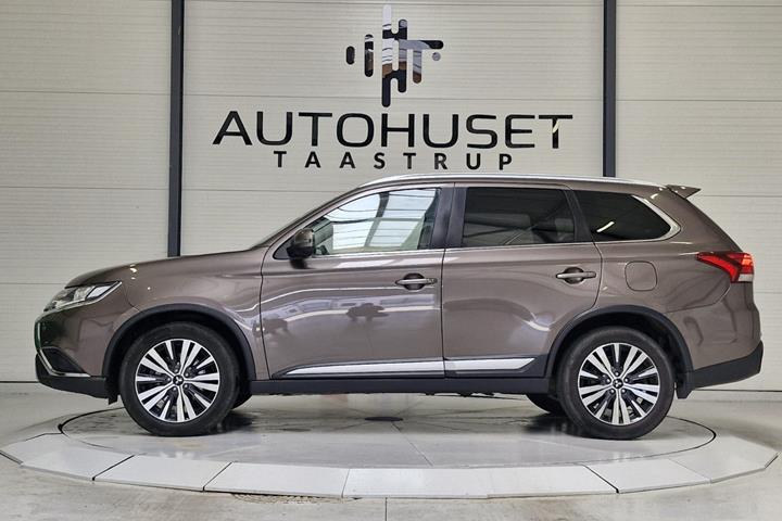Brun Mitsubishi Outlander fra 2019