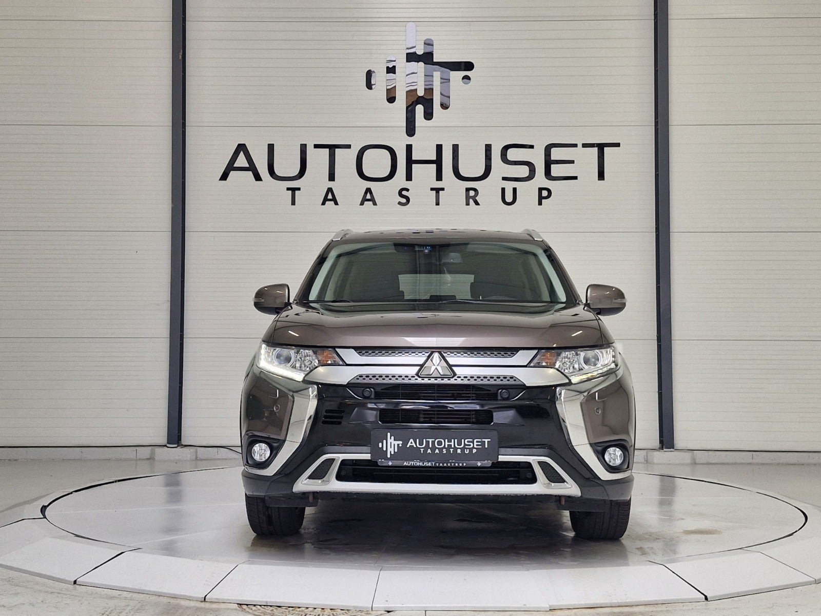 Brun Mitsubishi Outlander fra 2019