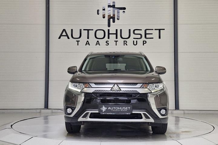 Brun Mitsubishi Outlander fra 2019
