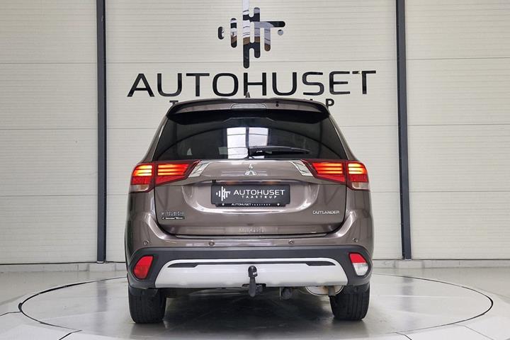 Brun Mitsubishi Outlander fra 2019