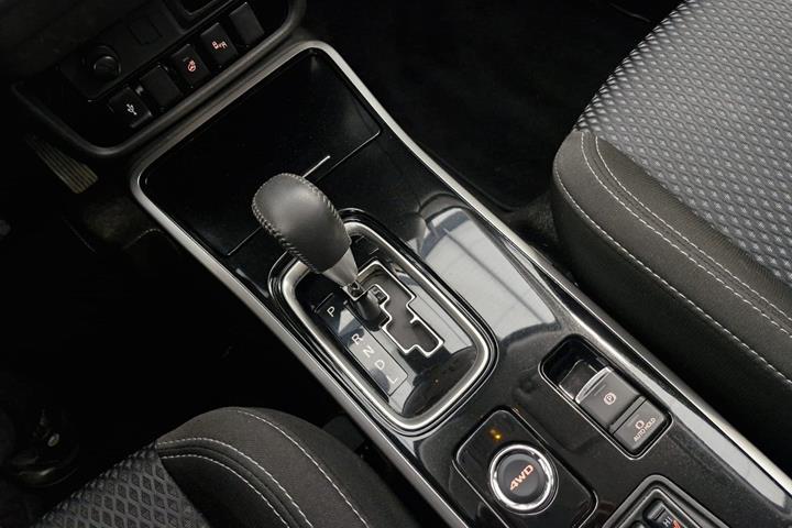 Brun Mitsubishi Outlander fra 2019