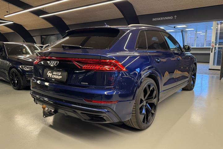 Blå Audi Q8 fra 2019