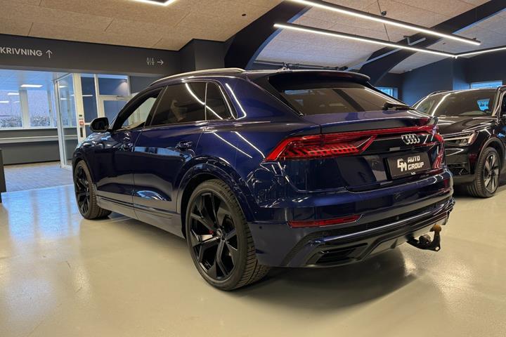 Blå Audi Q8 fra 2019