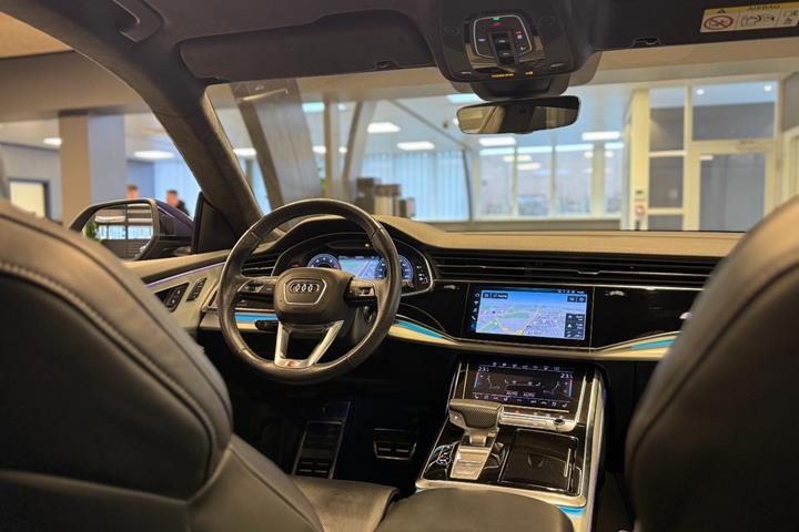 Blå Audi Q8 fra 2019