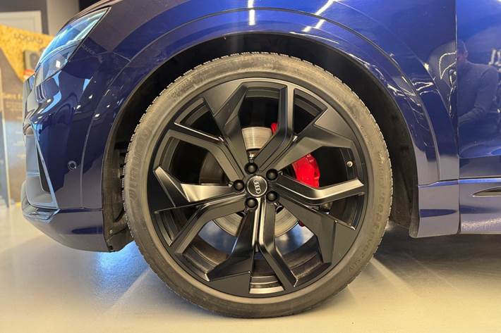 Blå Audi Q8 fra 2019