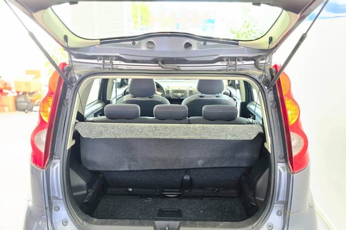 Grå Nissan Note fra 2008
