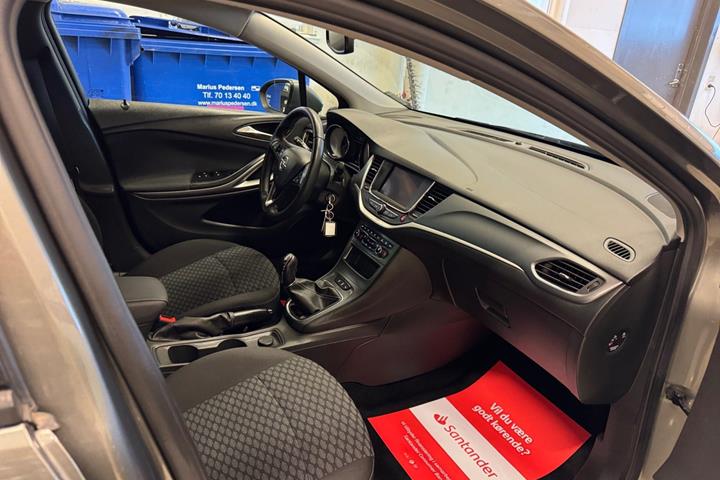 Grå Opel Astra fra 2020