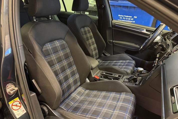 Blå VW Golf VII fra 2018