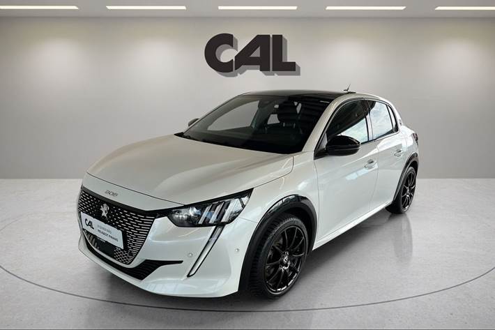 Hvid Peugeot e-208 fra 2023 set udefra