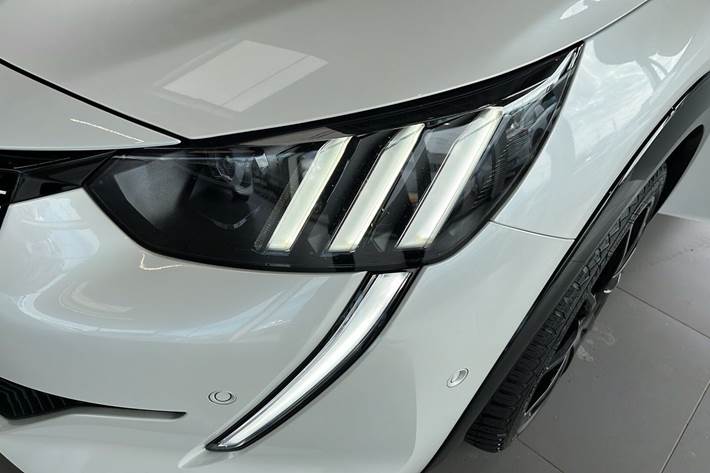 Hvid Peugeot e-208 fra 2023