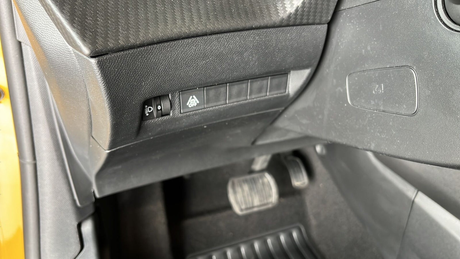 Gul Peugeot 208 fra 2022