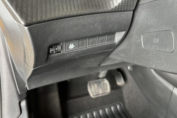 Gul Peugeot 208 fra 2022