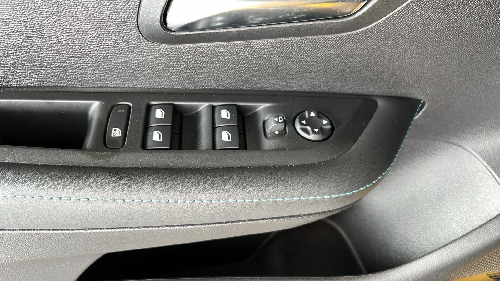 Gul Peugeot 208 fra 2022
