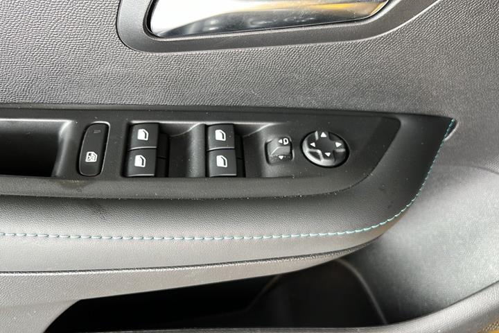 Gul Peugeot 208 fra 2022