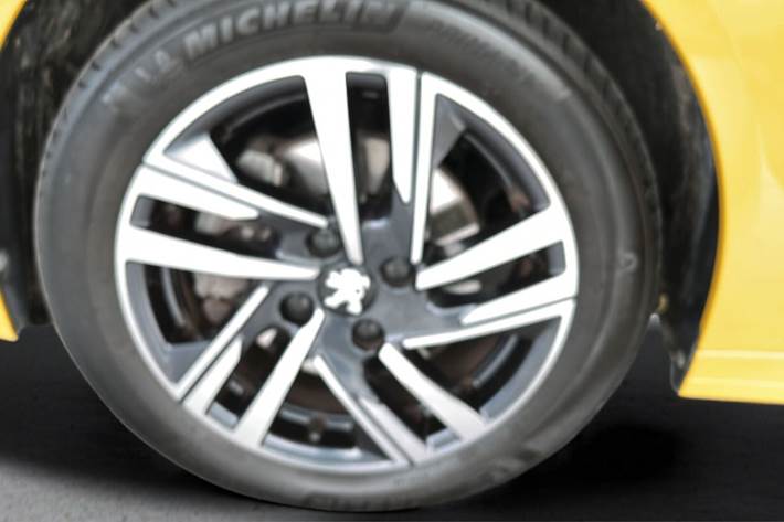Gul Peugeot 208 fra 2022