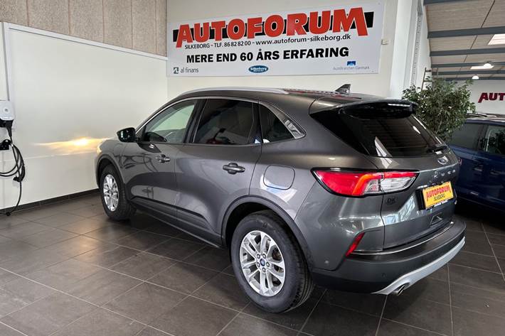 Grå Ford Kuga fra 2023