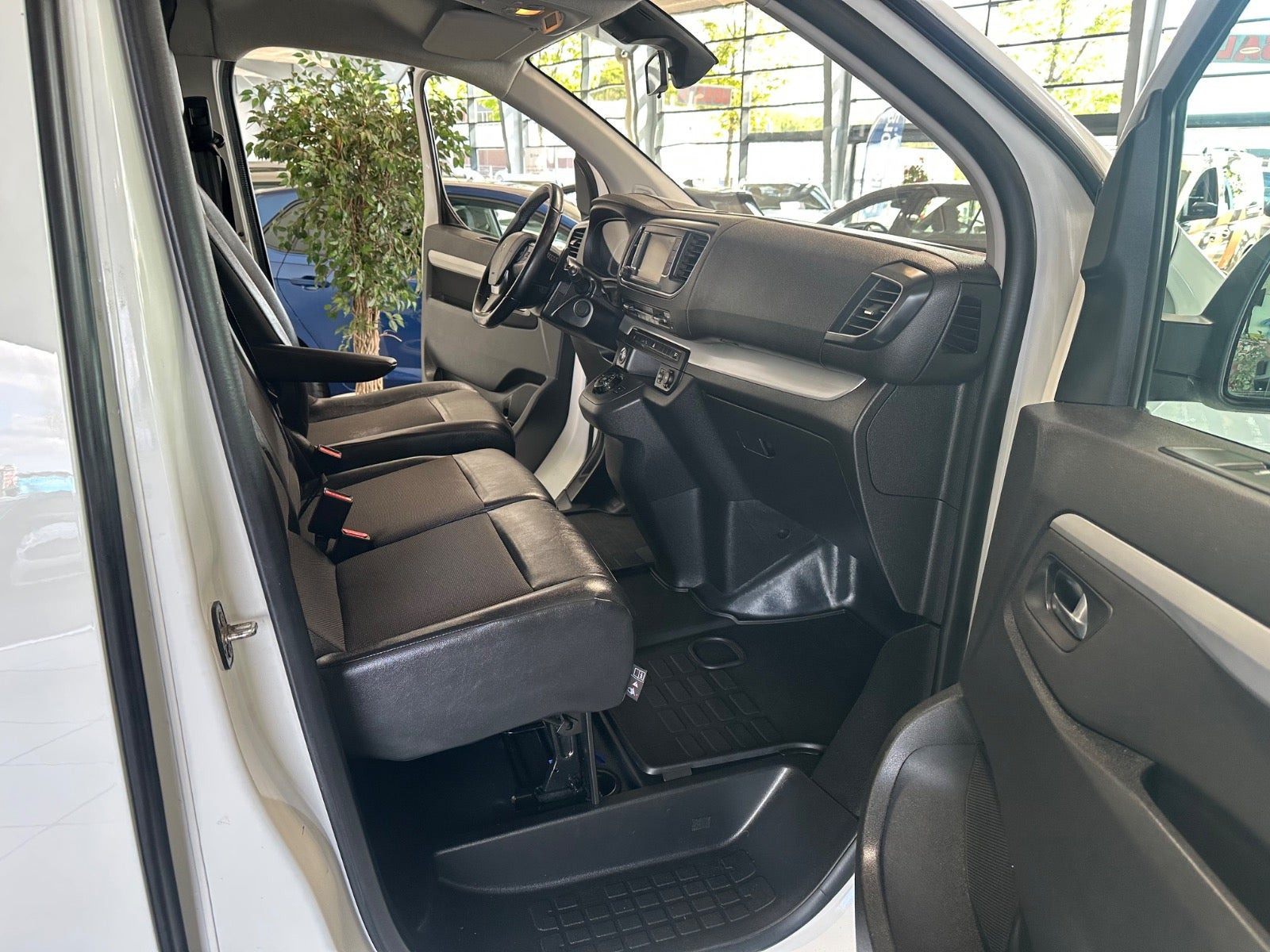 Hvid Peugeot Expert fra 2021