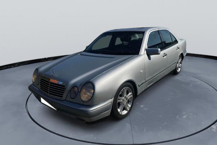 undefined Mercedes E280 fra 1998 set udefra