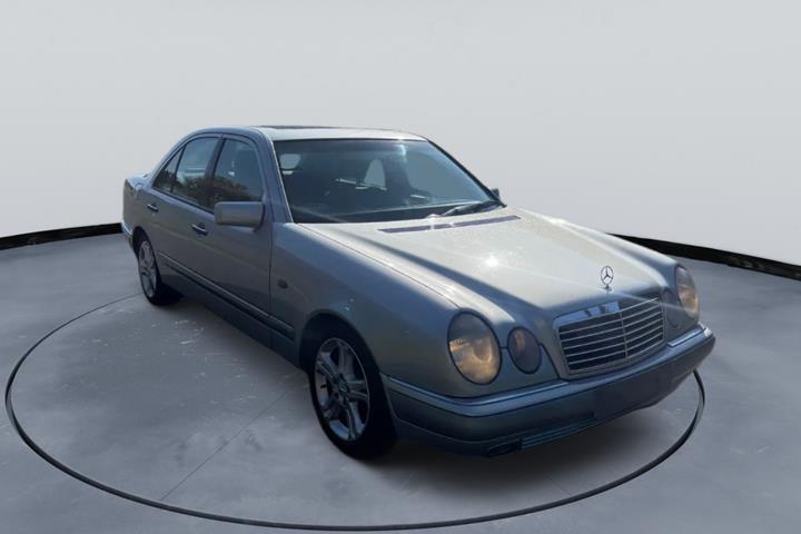undefined Mercedes E280 fra 1998 set udefra