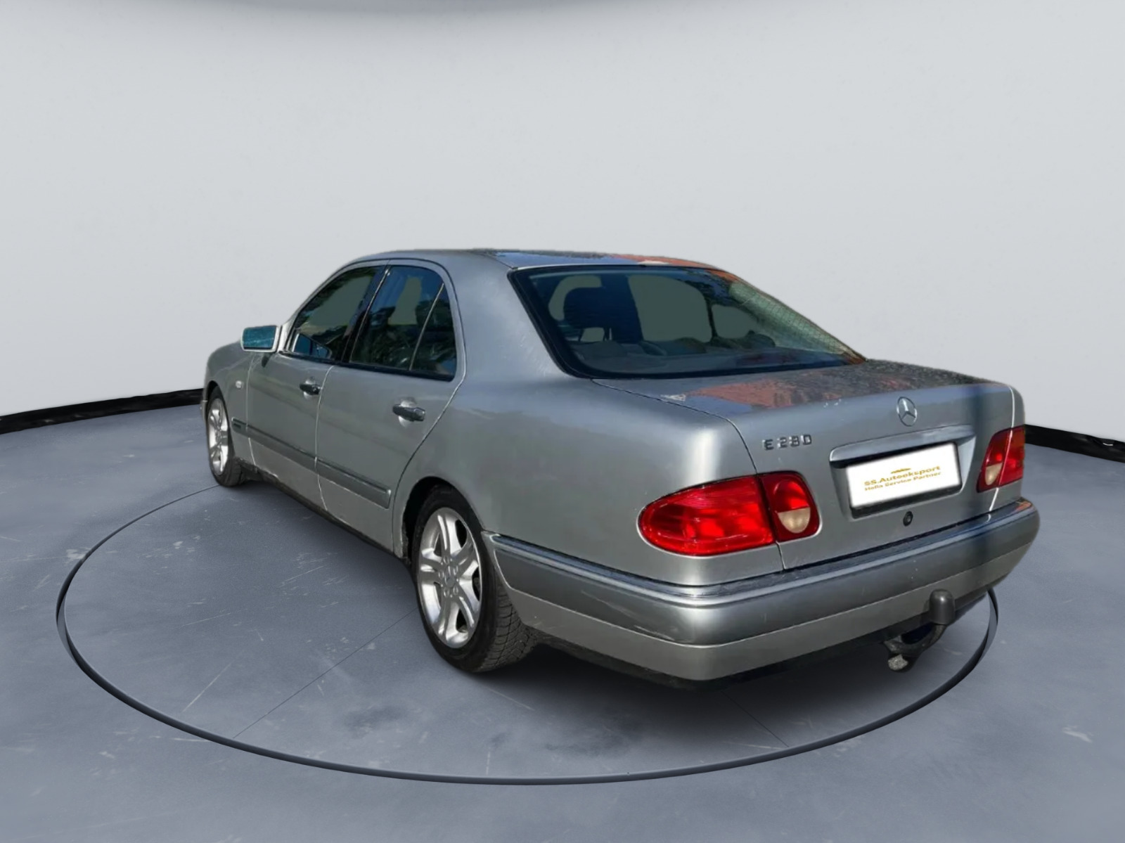 undefined Mercedes E280 fra 1998 set udefra