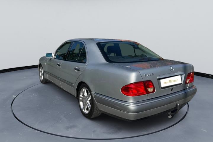 undefined Mercedes E280 fra 1998 set udefra