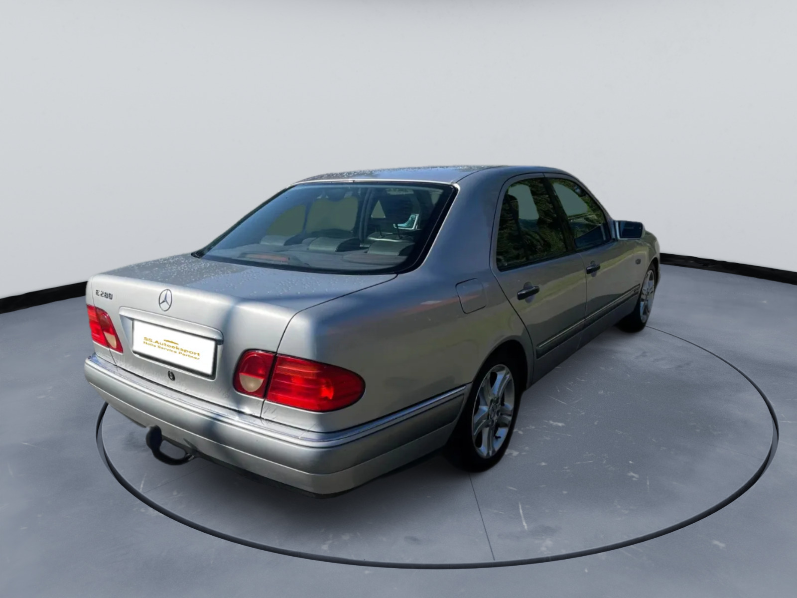 undefined Mercedes E280 fra 1998 set udefra
