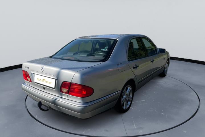 undefined Mercedes E280 fra 1998 set udefra