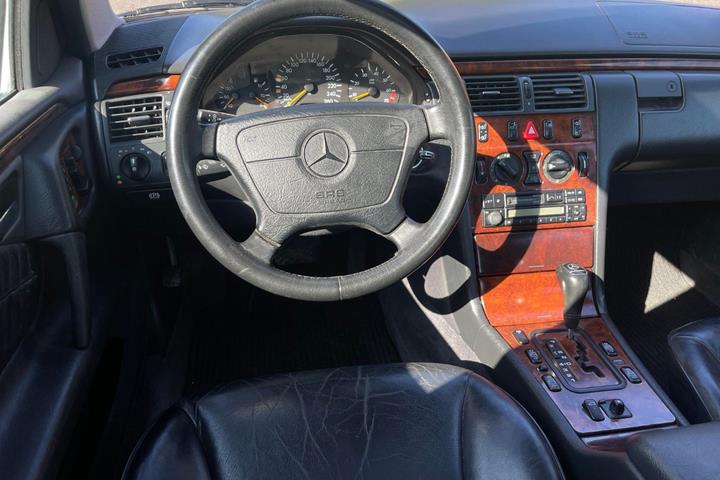 undefined Mercedes E280 fra 1998 set indefra