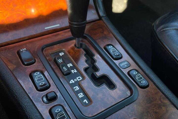 undefined Mercedes E280 fra 1998 set indefra
