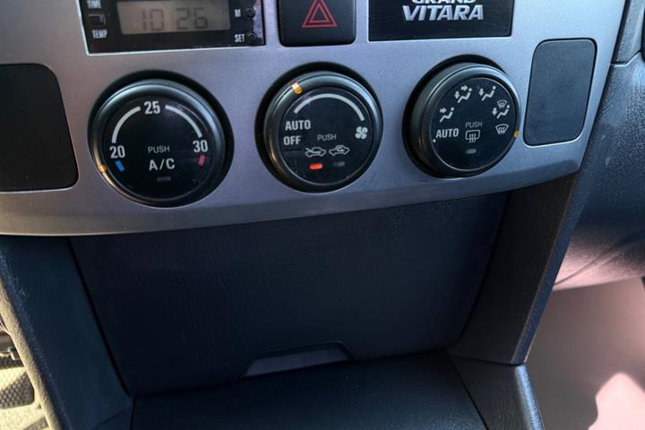 undefined Suzuki Grand Vitara fra 2004 set indefra