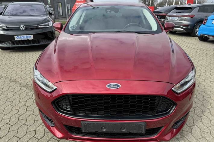 Grå Ford Mondeo fra 2016