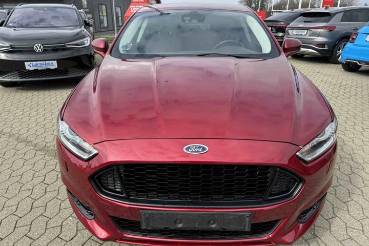 Grå Ford Mondeo fra 2016