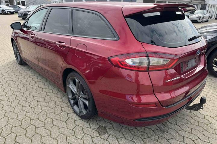 Grå Ford Mondeo fra 2016