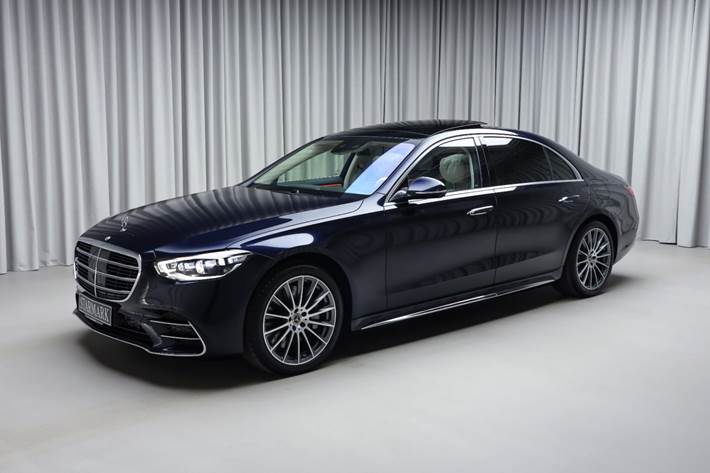Blå Mercedes S580 e fra 2025