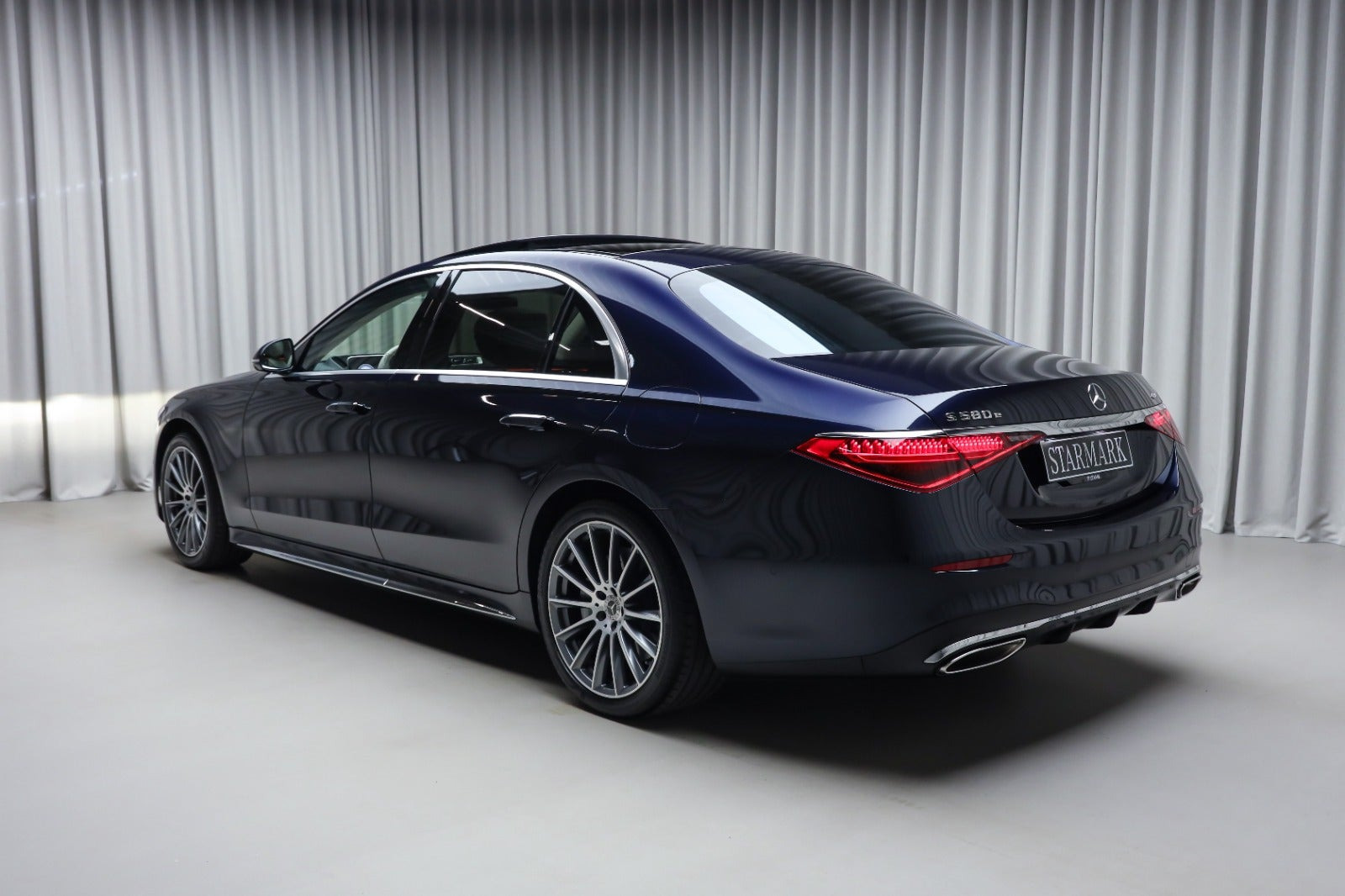 Blå Mercedes S580 e fra 2025