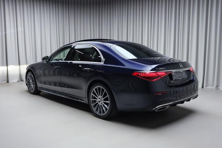 Blå Mercedes S580 e fra 2025