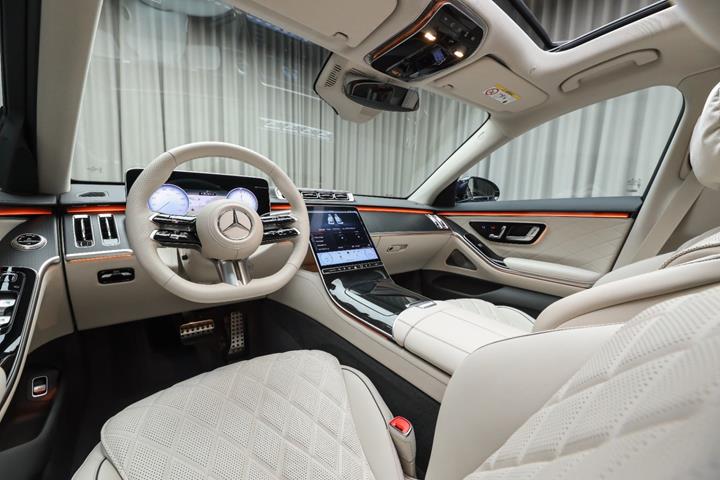 Blå Mercedes S580 e fra 2025