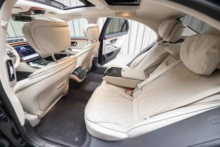 Blå Mercedes S580 e fra 2025