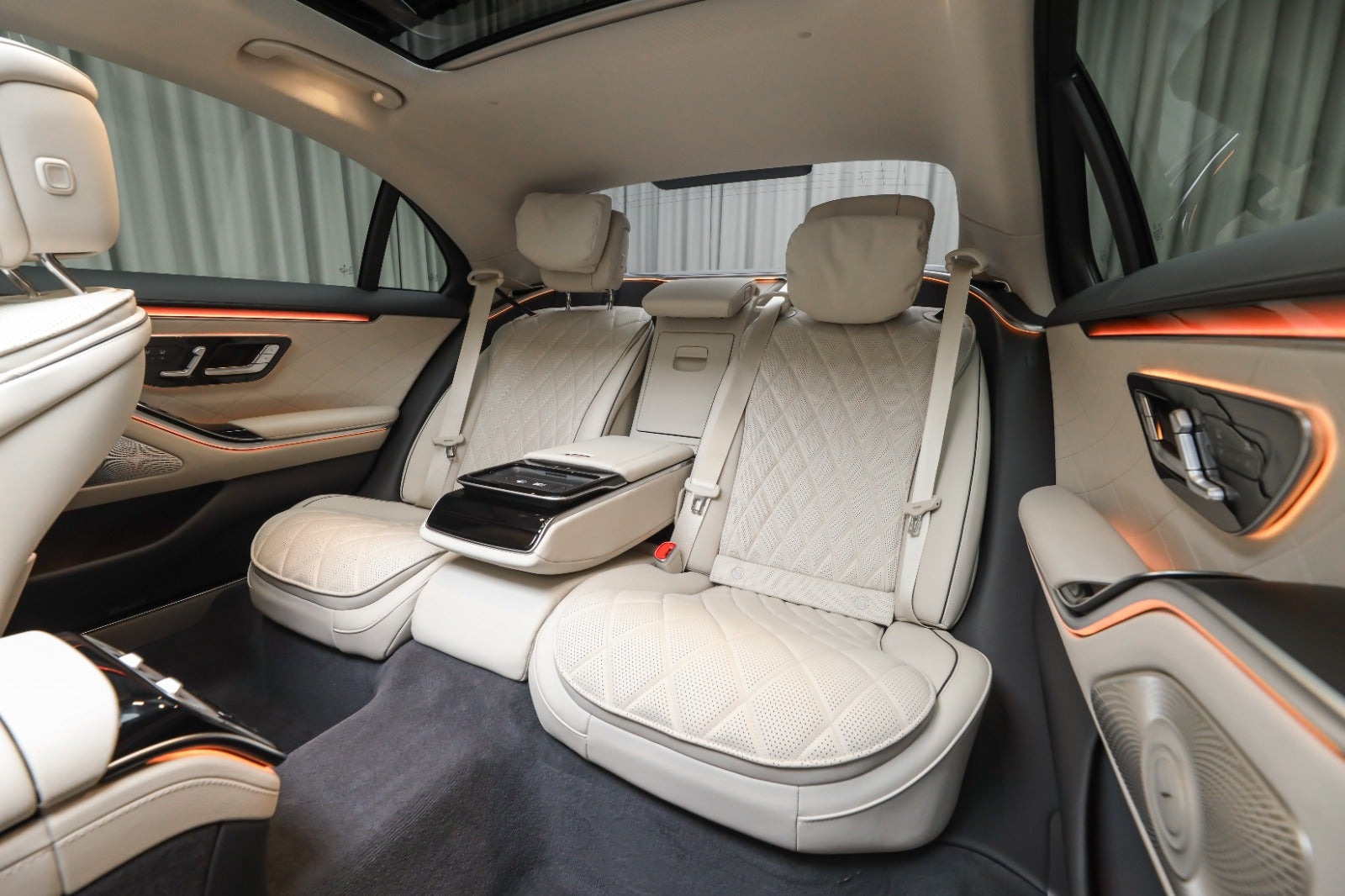 Blå Mercedes S580 e fra 2025