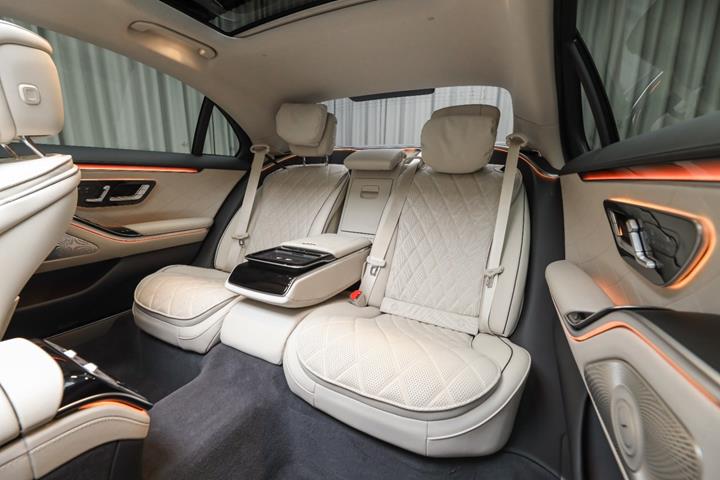 Blå Mercedes S580 e fra 2025