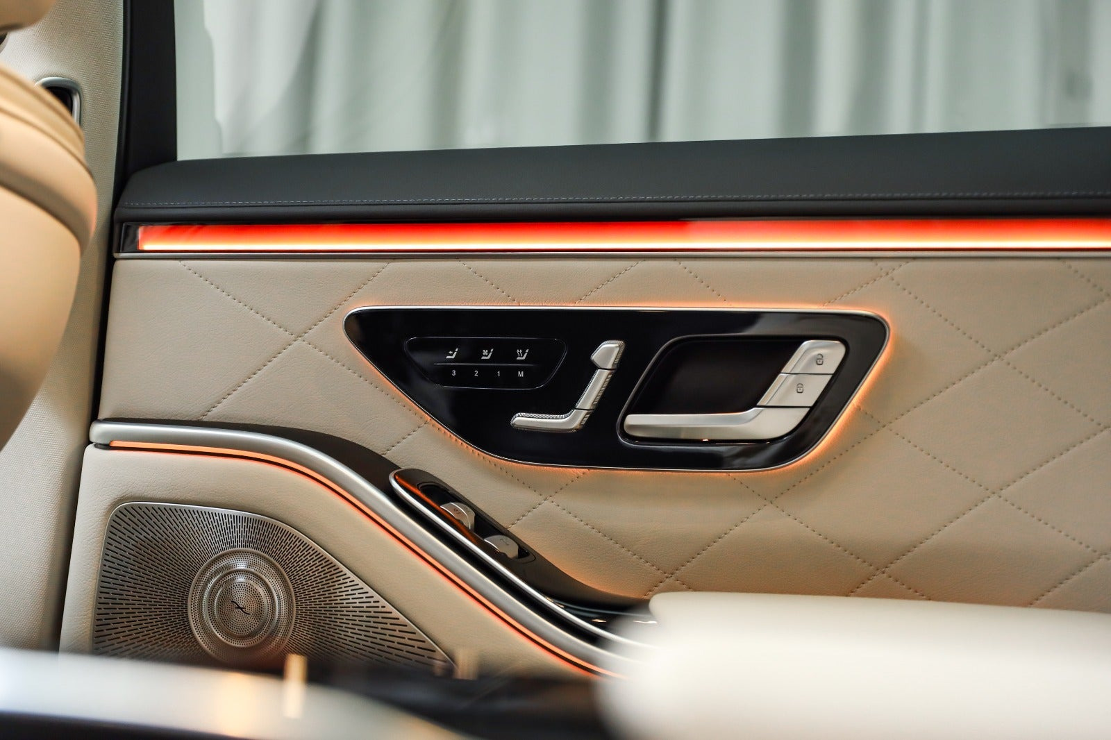 Blå Mercedes S580 e fra 2025