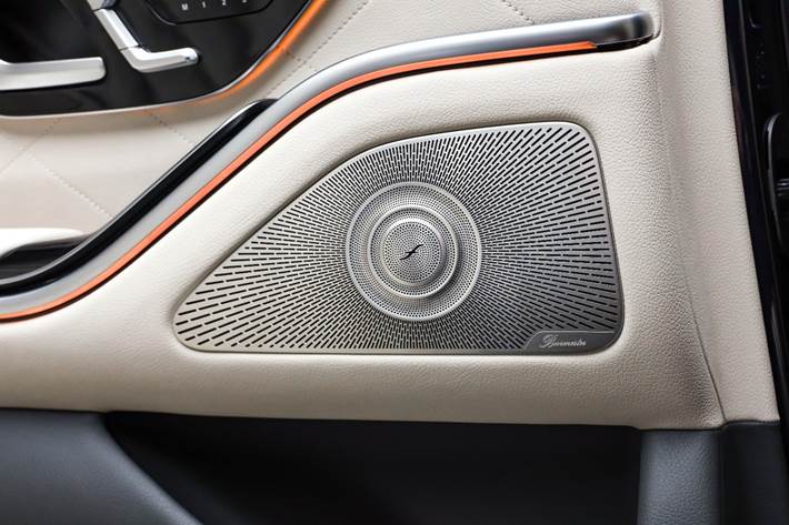 Blå Mercedes S580 e fra 2025