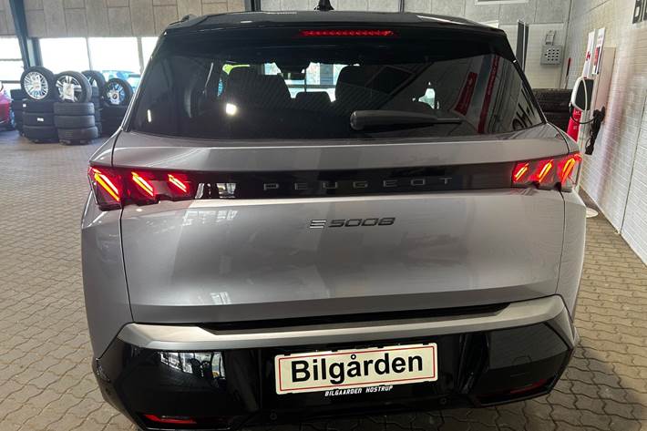 Sølv Peugeot e-5008 fra 2025