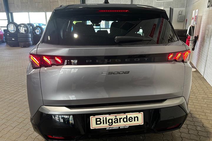 Sølv Peugeot e-5008 fra 2025