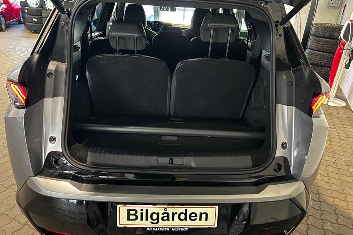 Sølv Peugeot e-5008 fra 2025
