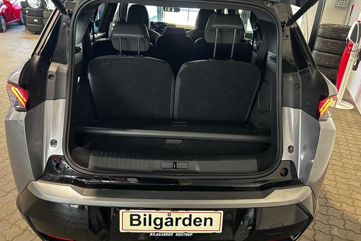 Sølv Peugeot e-5008 fra 2025
