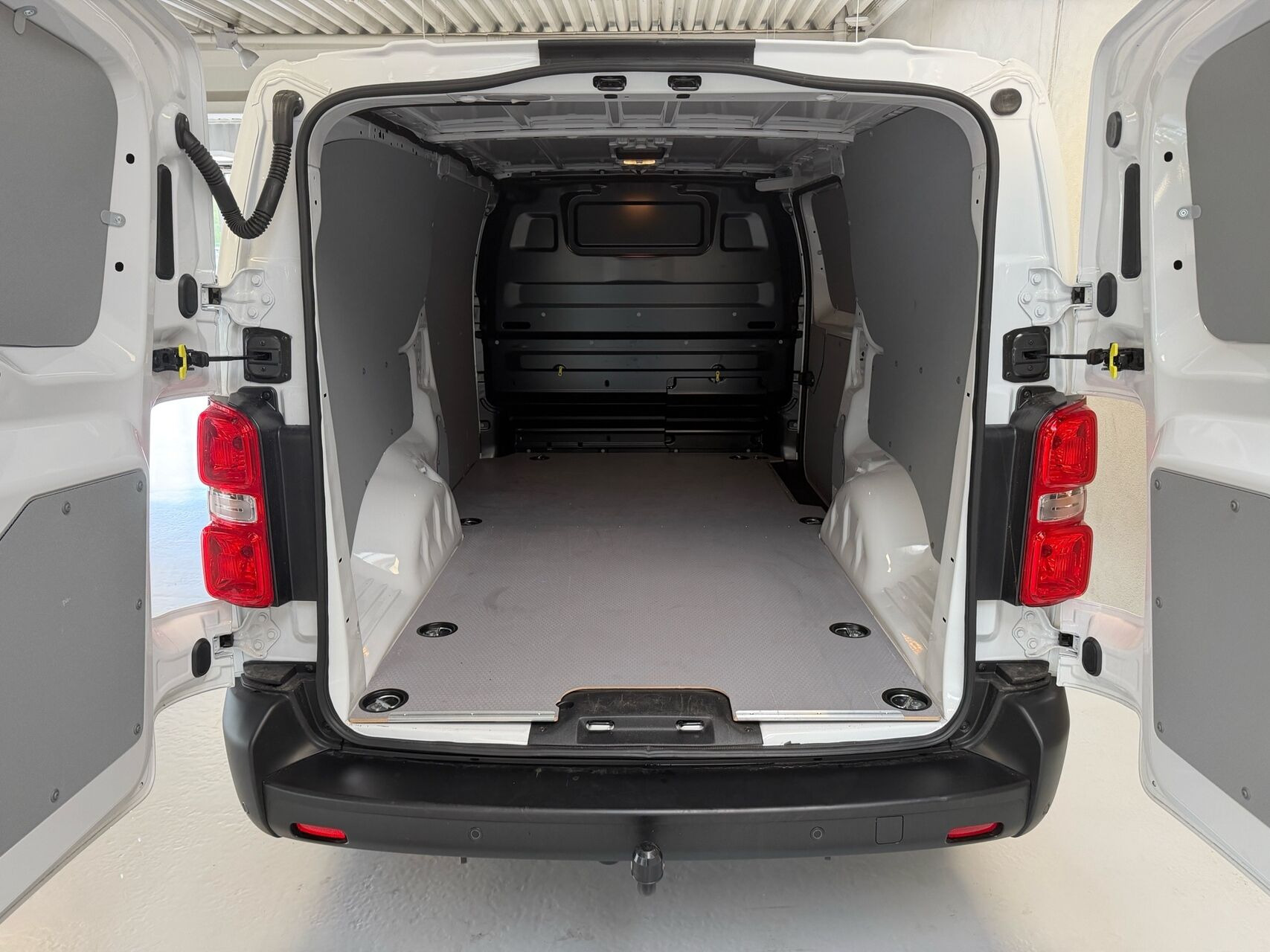 Hvid Peugeot Expert fra 2026