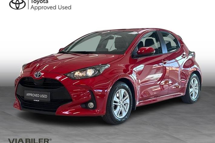 Rød Toyota Yaris fra 2023