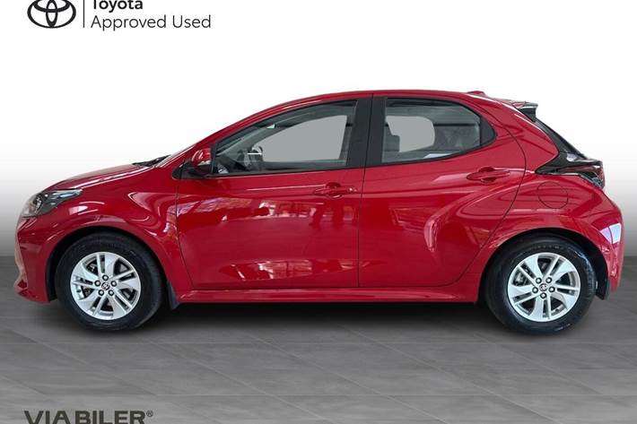 Rød Toyota Yaris fra 2023