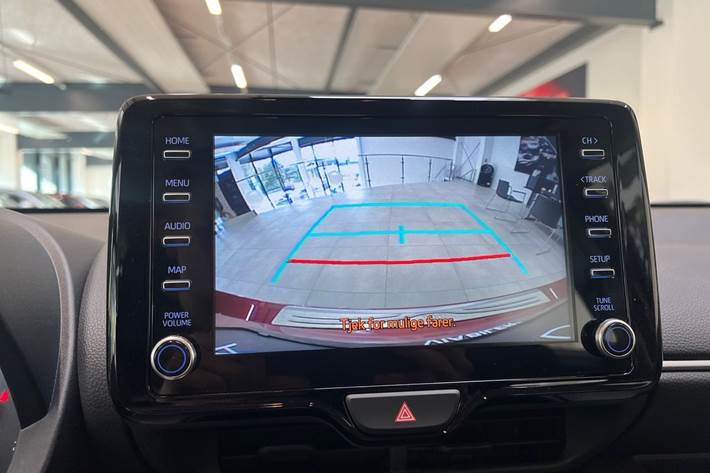 Rød Toyota Yaris fra 2023